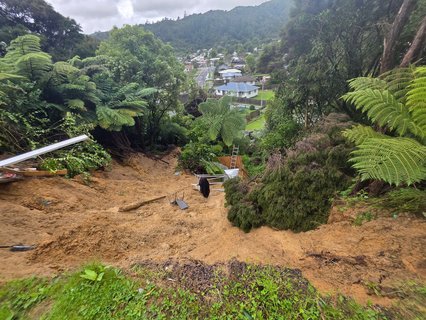 Stokes Valley painter Aaron Pahl says he shouted to his children to get to safety when a large slip fell away from the base of his home - leaving the house uninhabitable -on Monday morning.